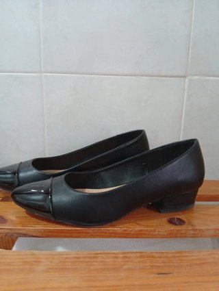 Zapatos de tacón negros para mujer