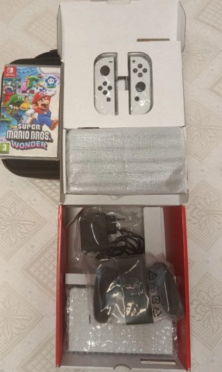 Nintendo Switch OLED con juego y accesorios