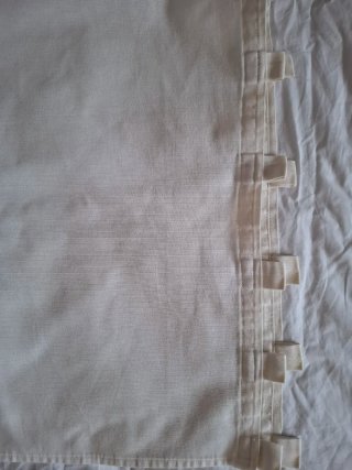 Cortinas blancas con detalles rojos