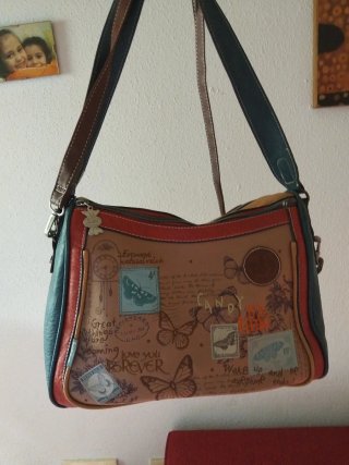 Bolso multicolor con estampado de sellos