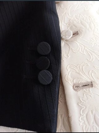 Traje de ceremonia beige y blanco