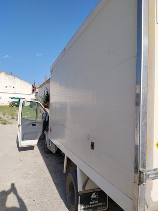 se vende camion con caja de 3500 kilos