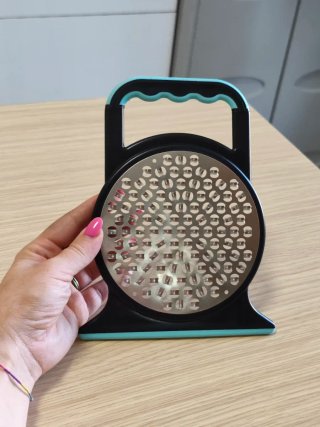 Grattugia con manico e base