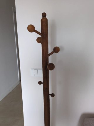 Perchero de madera marrón