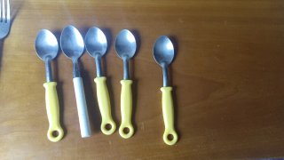 Juego cubiertos metal y plástico