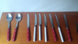 Juego cubiertos metal y plástico