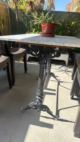 Mesa de jardín de mármol y metal