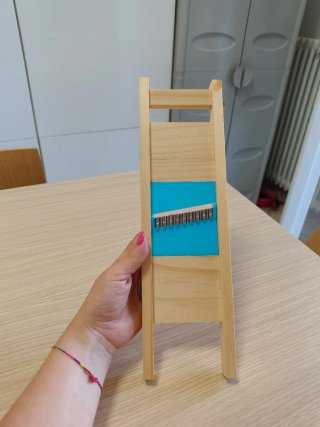 Mandolina in legno con lama in metallo