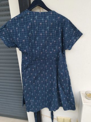Vestido azul con estampado floral