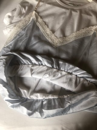 Camiseta blanca Stradivarius con top lencero