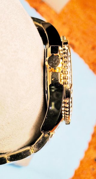Reloj Guess Frontier nuevo dorado
