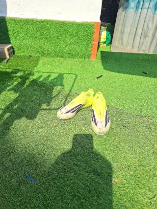 Botas de fútbol Adidas F50 Blancas/Amarillas