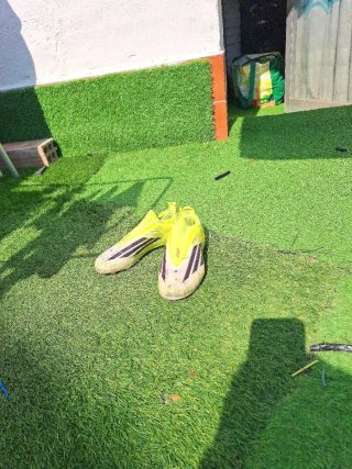 Botas de fútbol Adidas F50 Blancas/Amarillas