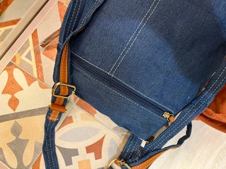 Bolso mochila vaquero azul y camel