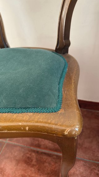 Silla vintage madera, forrada terciopelo verde.