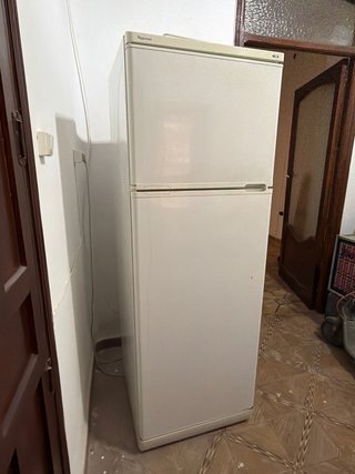 Frigorífico blanco con congelador superior