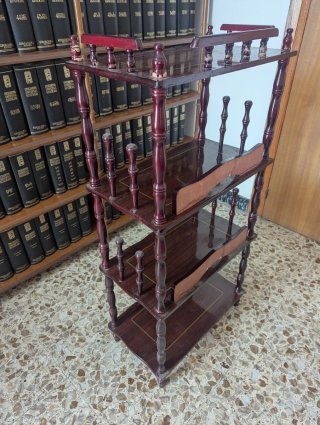 Repisa de madera caoba oscura