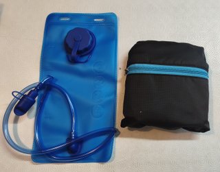 Mochila Jianyana hidratante negra y azul