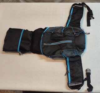 Mochila Jianyana hidratante negra y azul