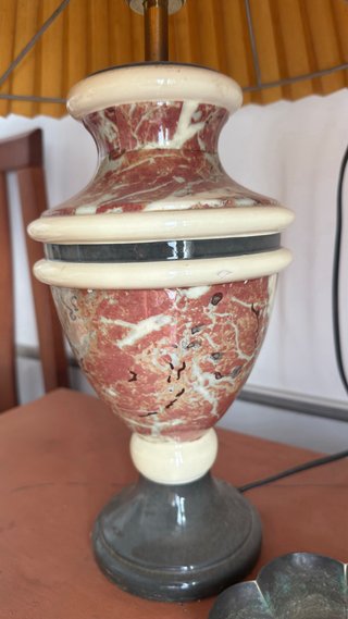 Lámpara de mesa mármol y papel