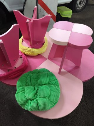 Mesa y 4 taburetes infantiles de madera