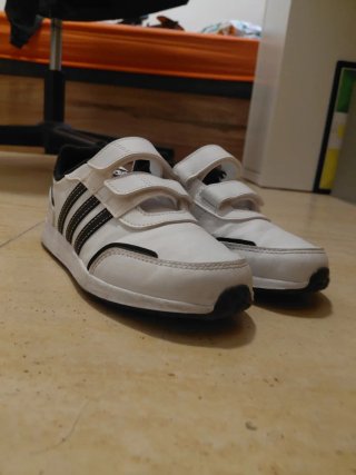 Zapatillas Adidas Blancas y Negras