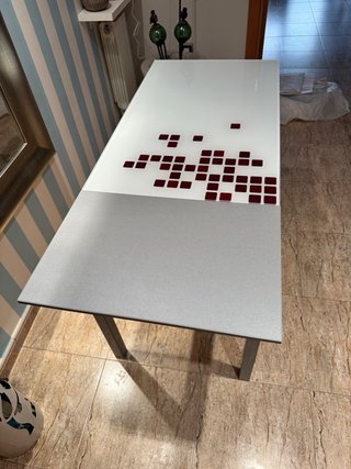 Mesa de cocina blanca con detalles y extensible.