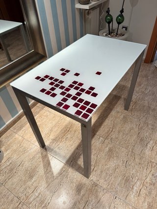 Mesa de cocina blanca con detalles y extensible.