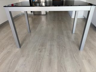Mesa discalsa de cocina cristal negro y metal