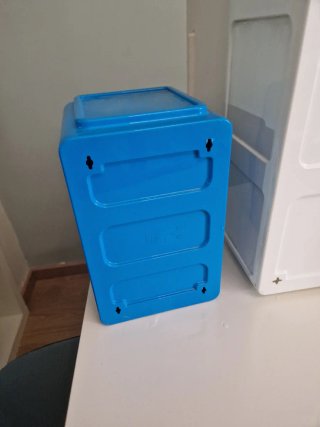 Estanterías azules y blancas.