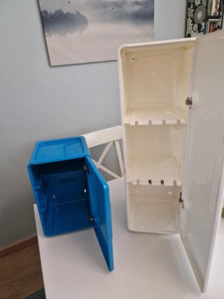 Estanterías azules y blancas.