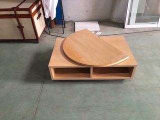 Mesa de madera con diseño curvo con plato giratori