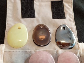 Bolsita con gemas de chakras y colgantes