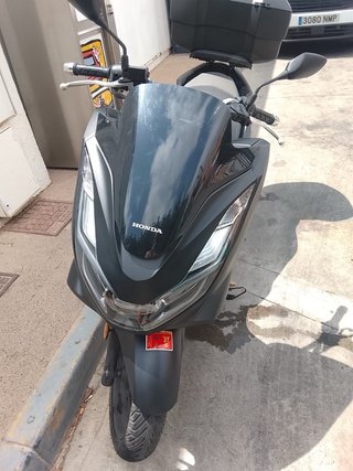 Moto Scooter Negra con Baúl