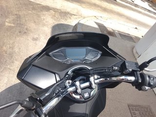 Moto Scooter Negra con Baúl