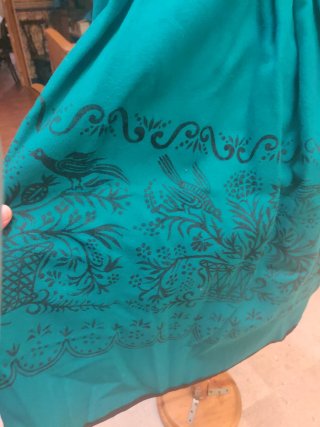 Falda regional verde con estampado