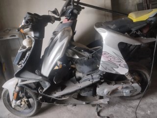 Motos Scooter Negro y Plata
