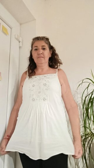 Top branco com bordado e alcinhas