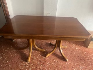 Mesa de comedor de madera clásica