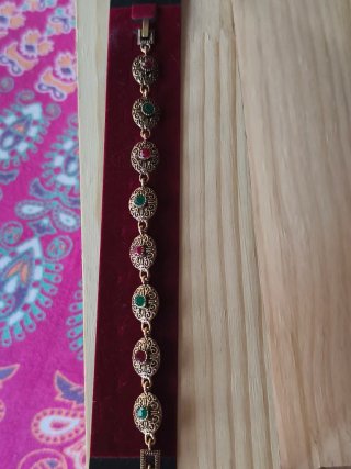 Pulsera vintage dorada con cristales.  Envase