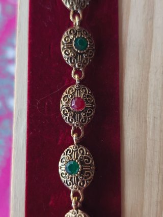 Pulsera vintage dorada con cristales.  Envase