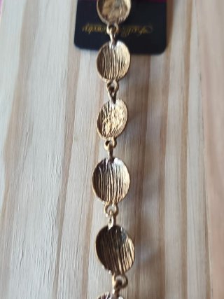 Pulsera vintage dorada con cristales.  Envase