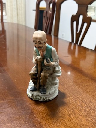 Figura vintage hombre sentado con bastón