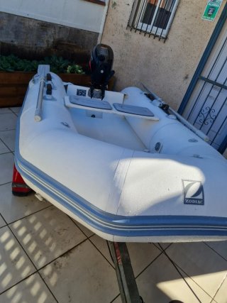 Barco zodiac con motor fueraborda y remolque