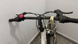Bicicleta de montaña blanca con cambios