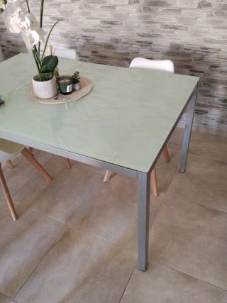Mesa de cristal y metal verde