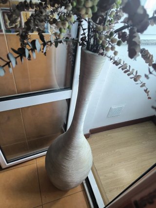 Jarrón alto decorativo beige y marrón o plateado