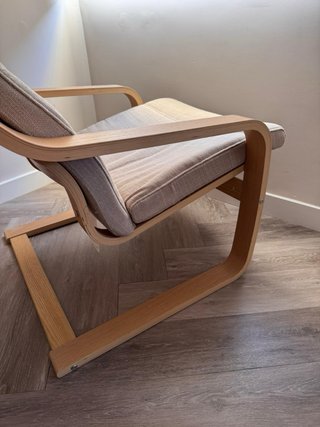 Sillón IKEA POÄNG con reposapiés beige
