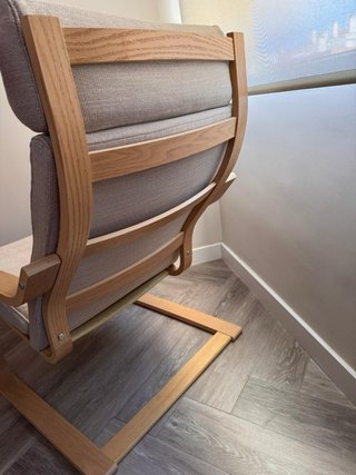 Sillón IKEA POÄNG con reposapiés beige