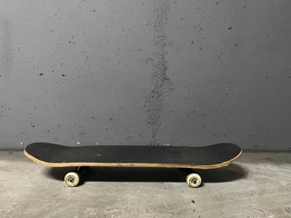 Skate con diseño de monstruo azul